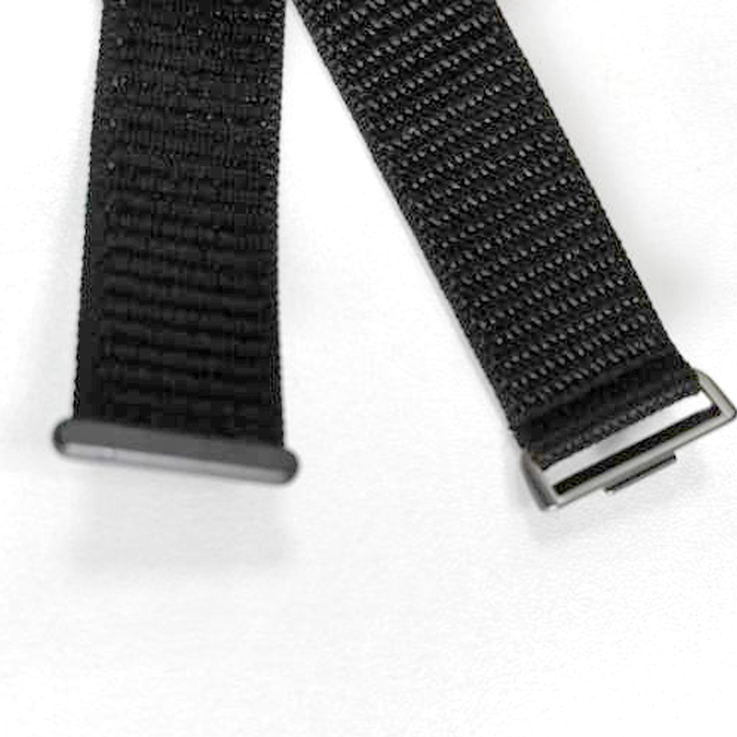 Czarny pasek do zegarka z srebrną klamrą na białym tle.