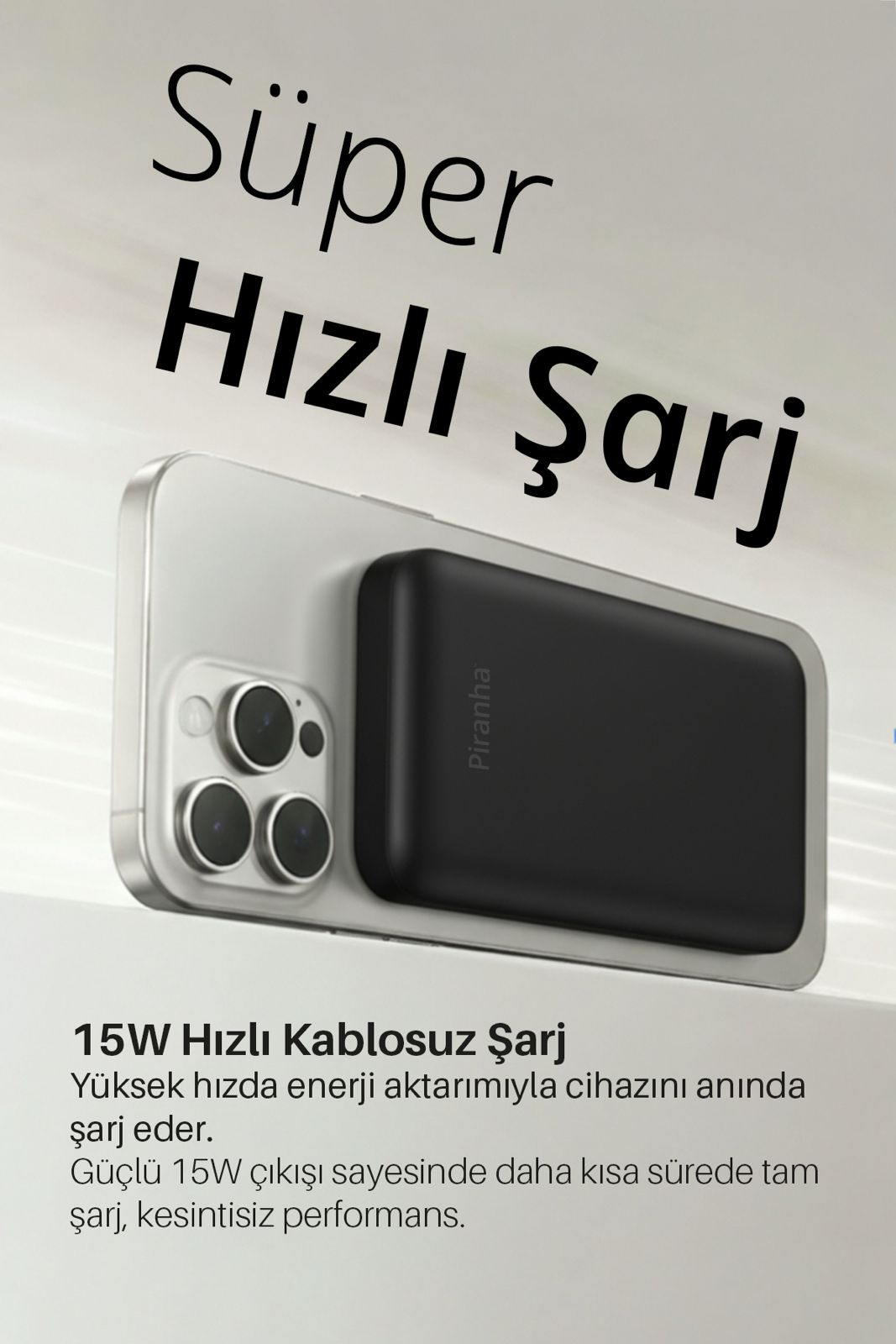 Siyah bir Piranha şarj cihazı, gümüş bir telefonun arkasına takılıdır.