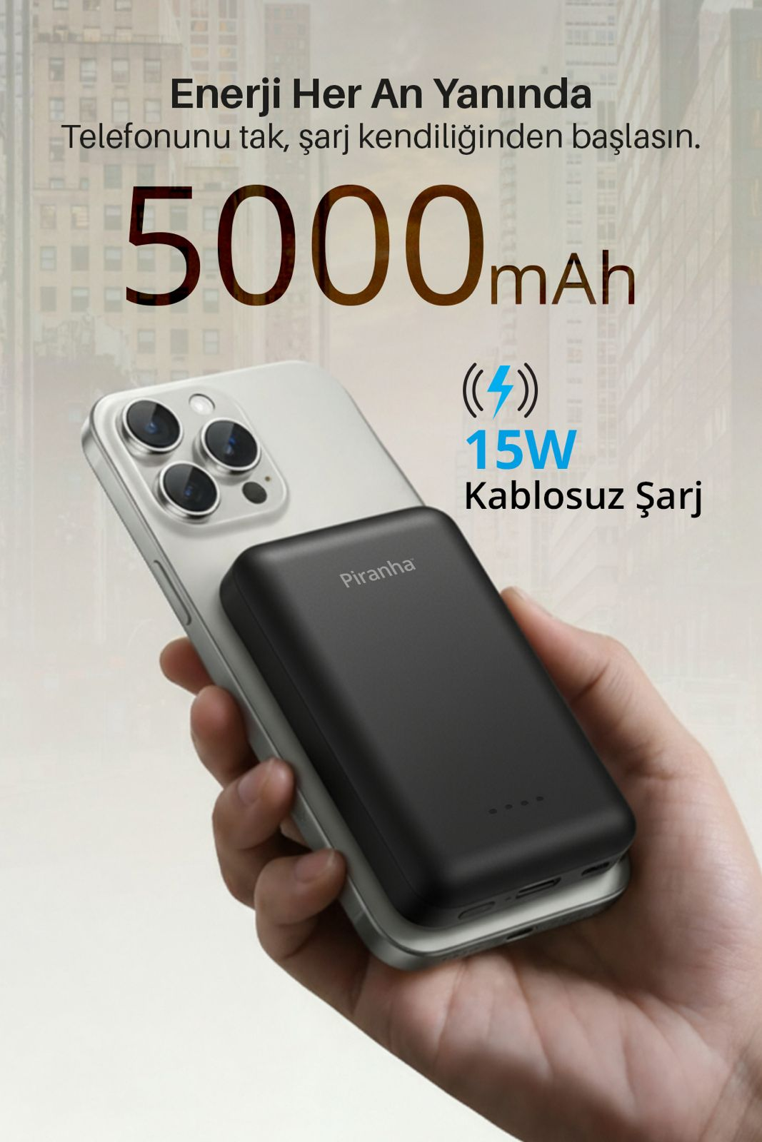 Siyah Piranha şarj cihazı, gümüş bir akıllı telefona takılı. 5000mAh kapasite.