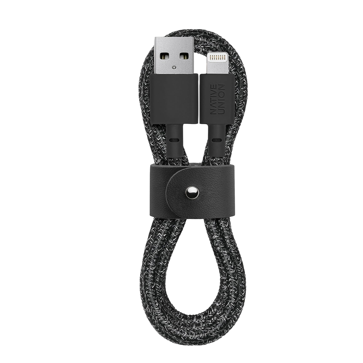 Un cavo da USB-C a Lightning nero con treccia grigia, tenuto da una cinghia in pelle.