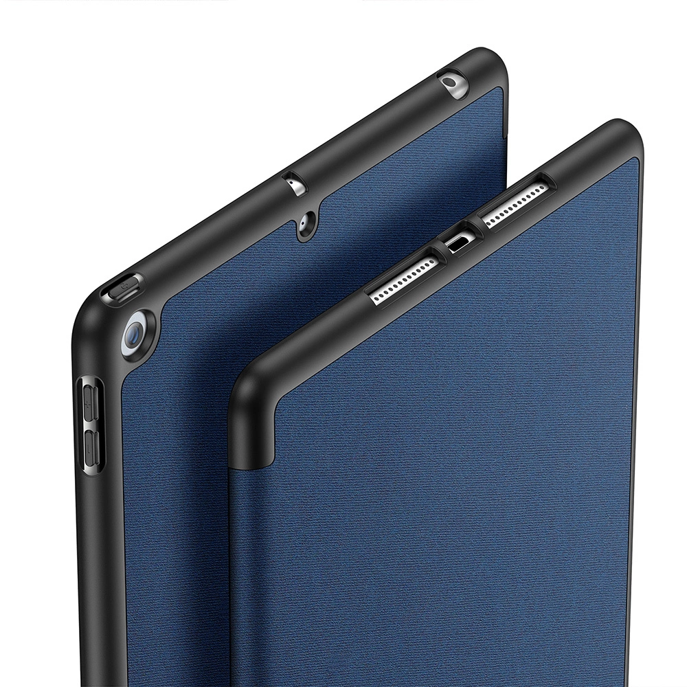Zwei blaue Tablet-Hüllen mit schwarzen Rändern, auf weißem Hintergrund.