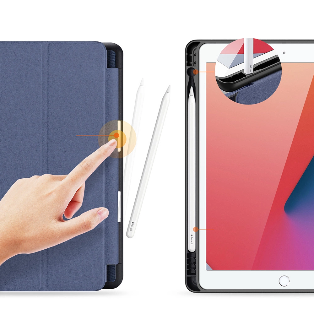 Eine Hand berührt eine blaue Tablet-Hülle neben einem Tablet mit Stifthalter.