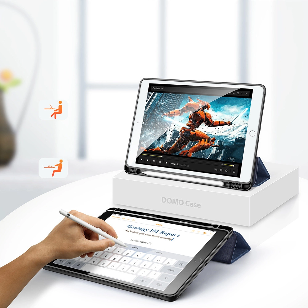 Zwei iPads auf einem Tisch. Eines zeigt einen Film, das andere wird zum Tippen verwendet.