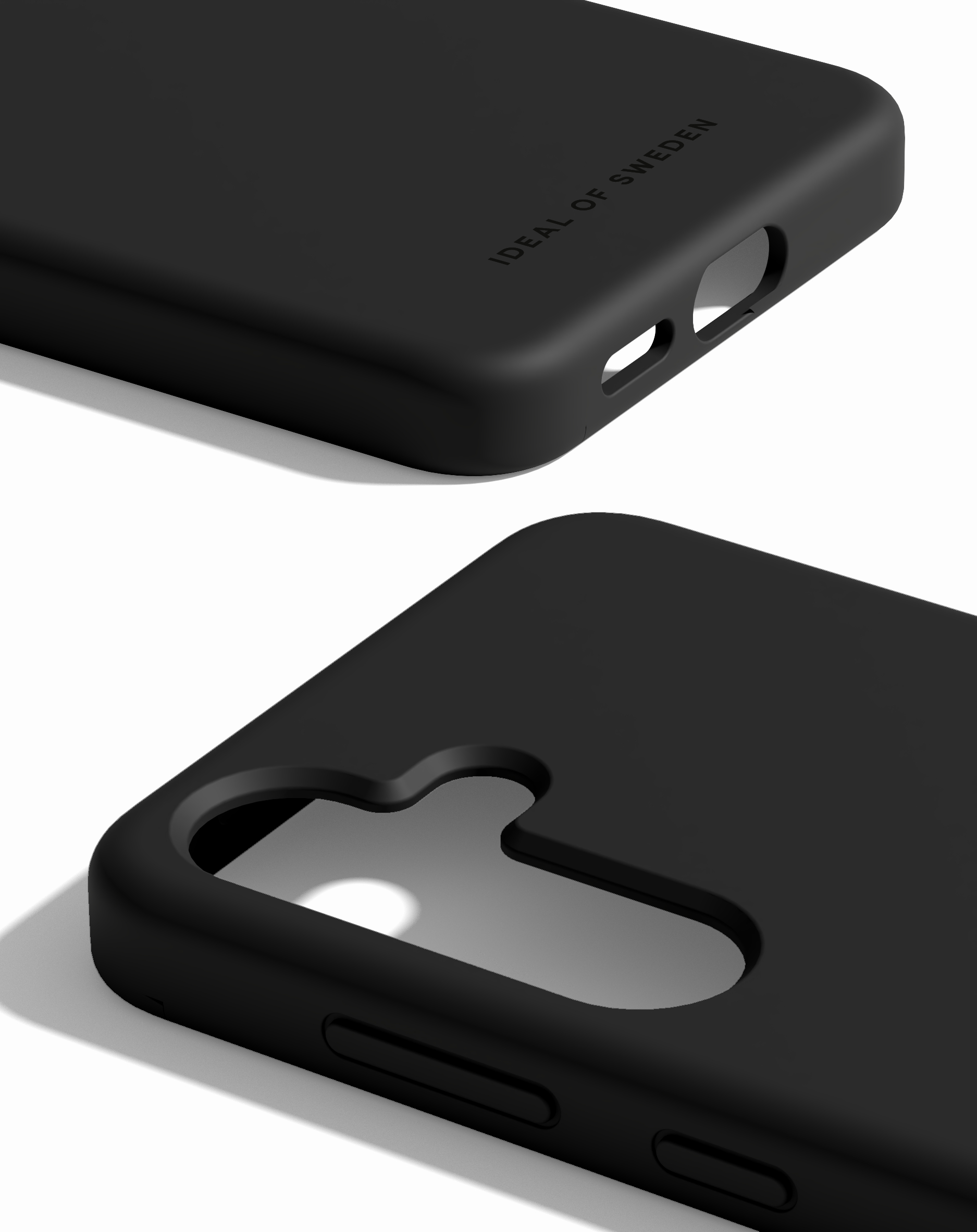 Schwarze Handyhülle mit "IDEAL OF SWEDEN"-Logo, Nahaufnahme.