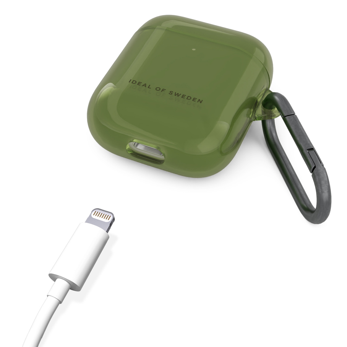 Grünes AirPods-Case mit Karabiner und Ladekabel auf weißem Hintergrund.
