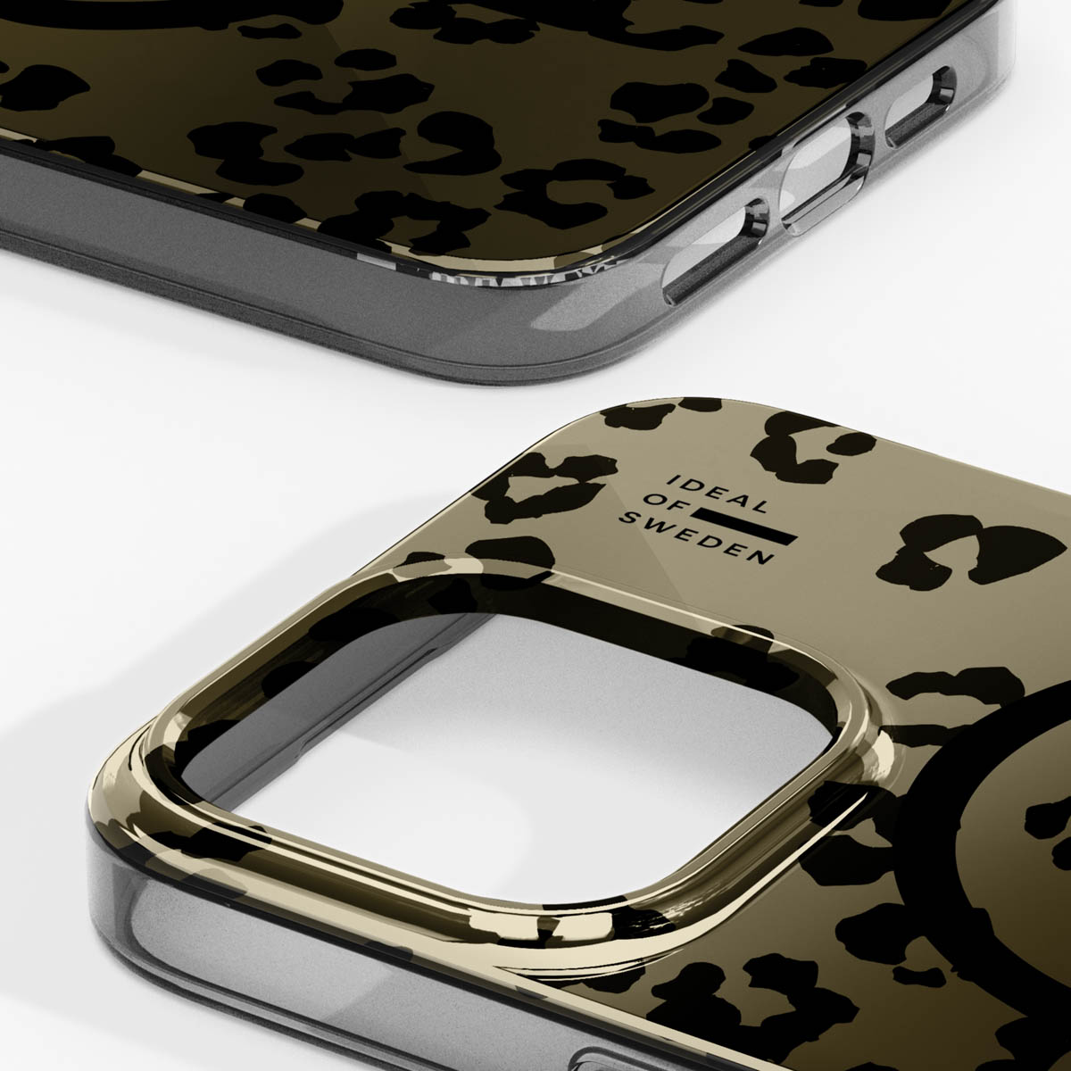 Zwei iPhone-Hüllen mit beige-schwarzem Leopardenmuster.
