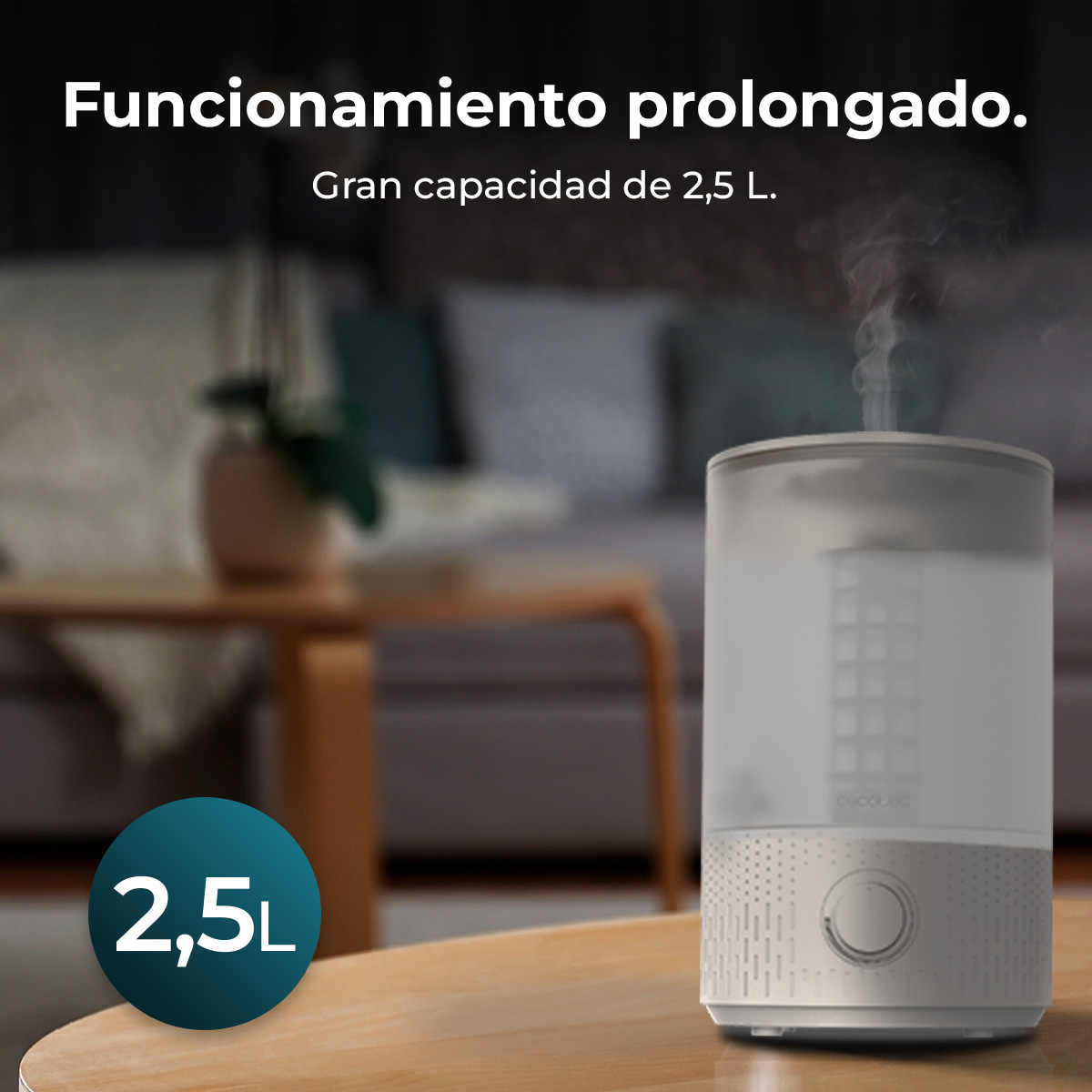 Un umidificatore da 2,5 L emette vapore, posto su un tavolo.