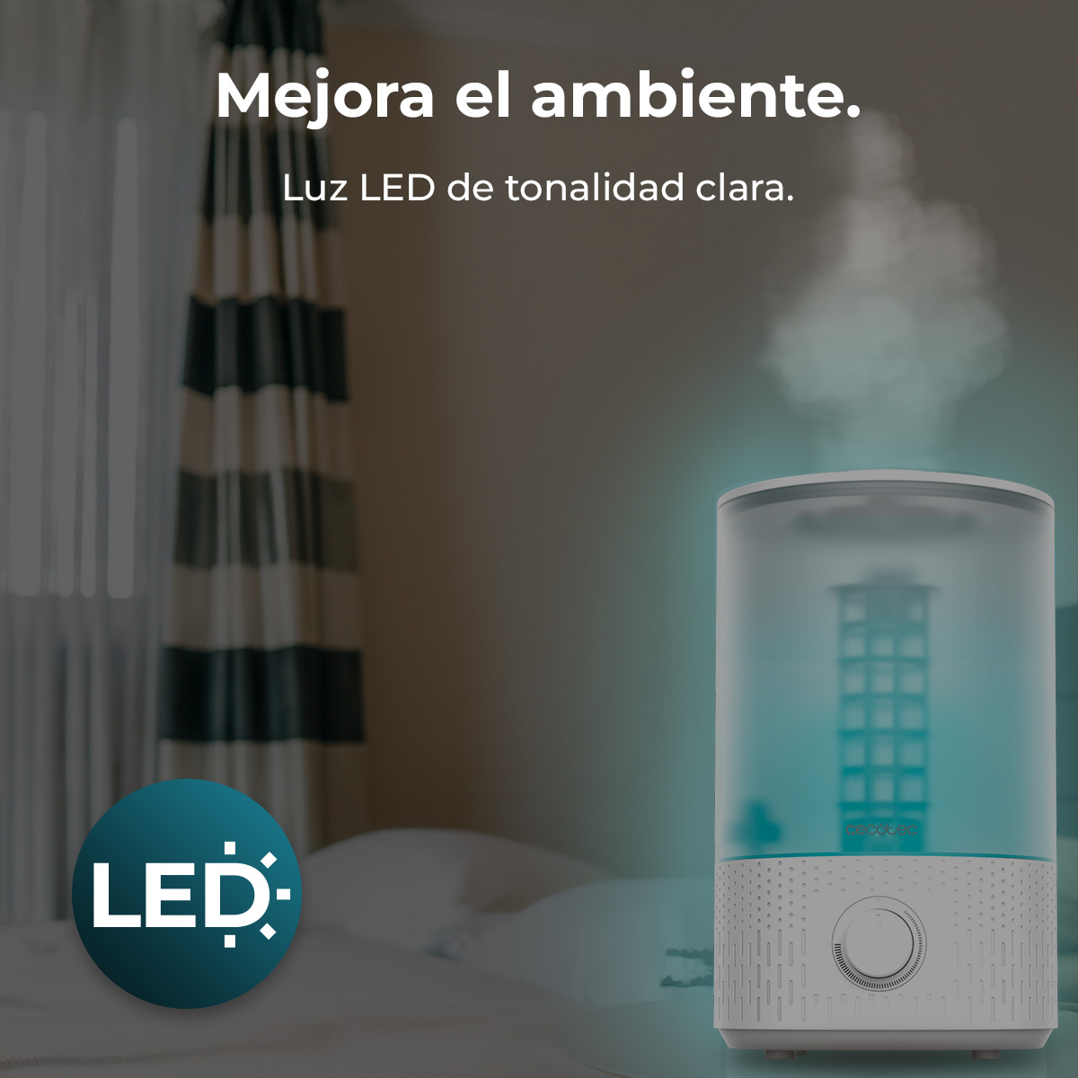 Un umidificatore bianco emette luce LED blu e vapore, con testo sovrapposto.
