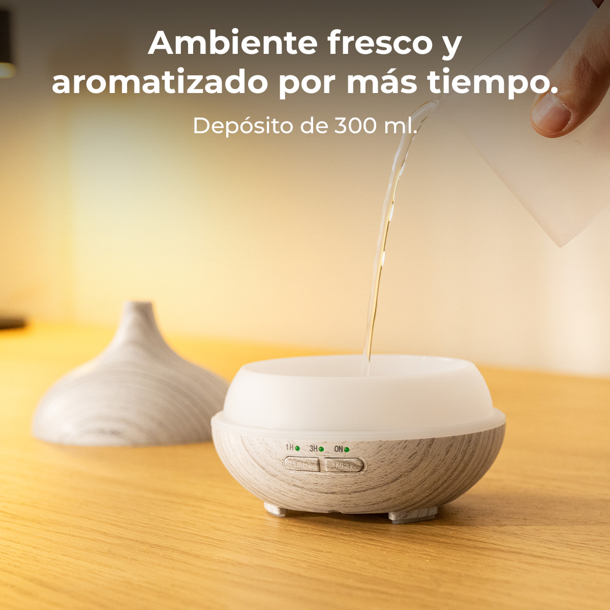 Agua vertiéndose en un difusor con patrón de madera.