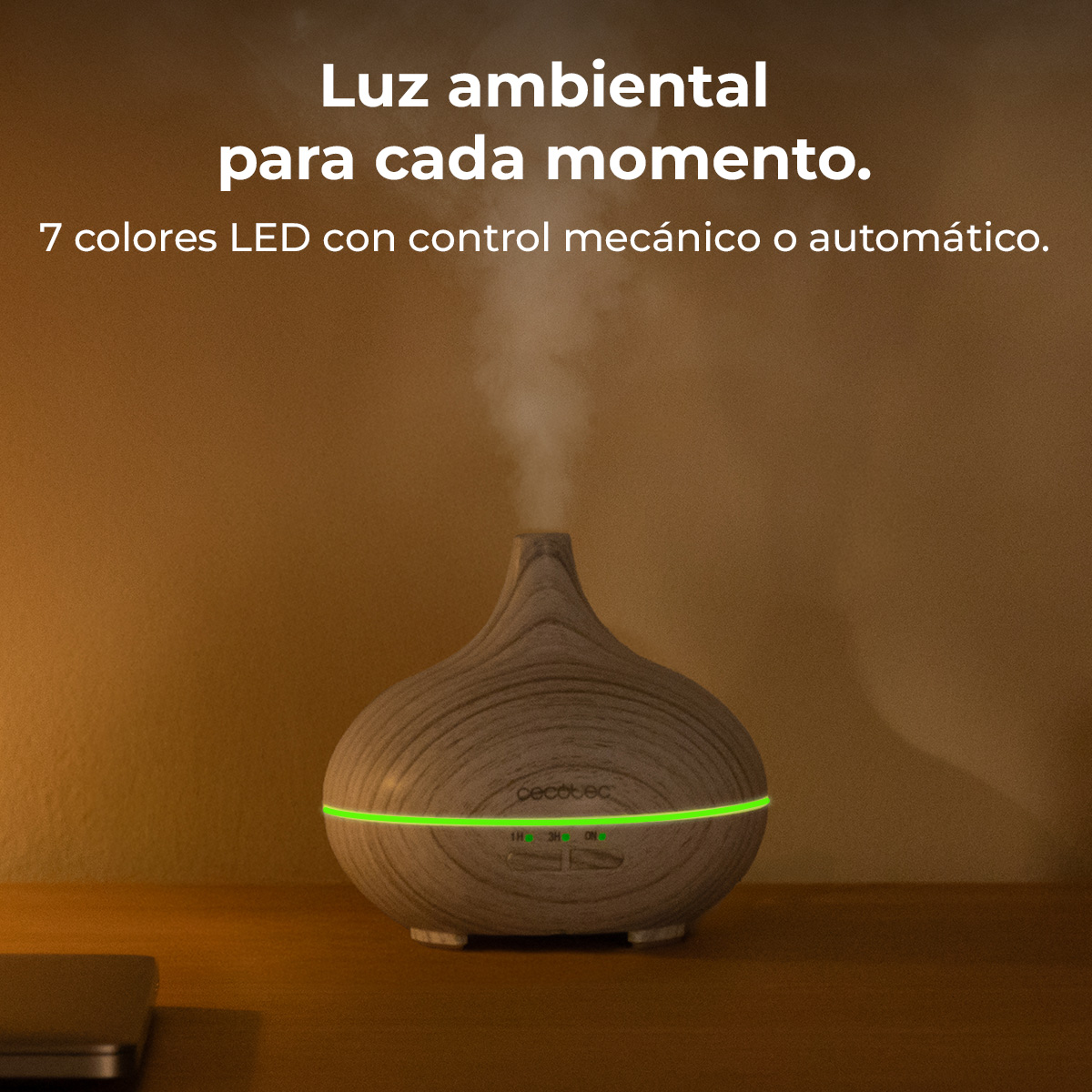 Ein hölzerner Diffusor mit grünem Licht gibt Dampf ab.