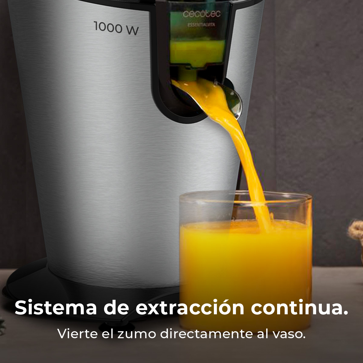 Una licuadora vierte zumo de naranja en un vaso. 1000 W.