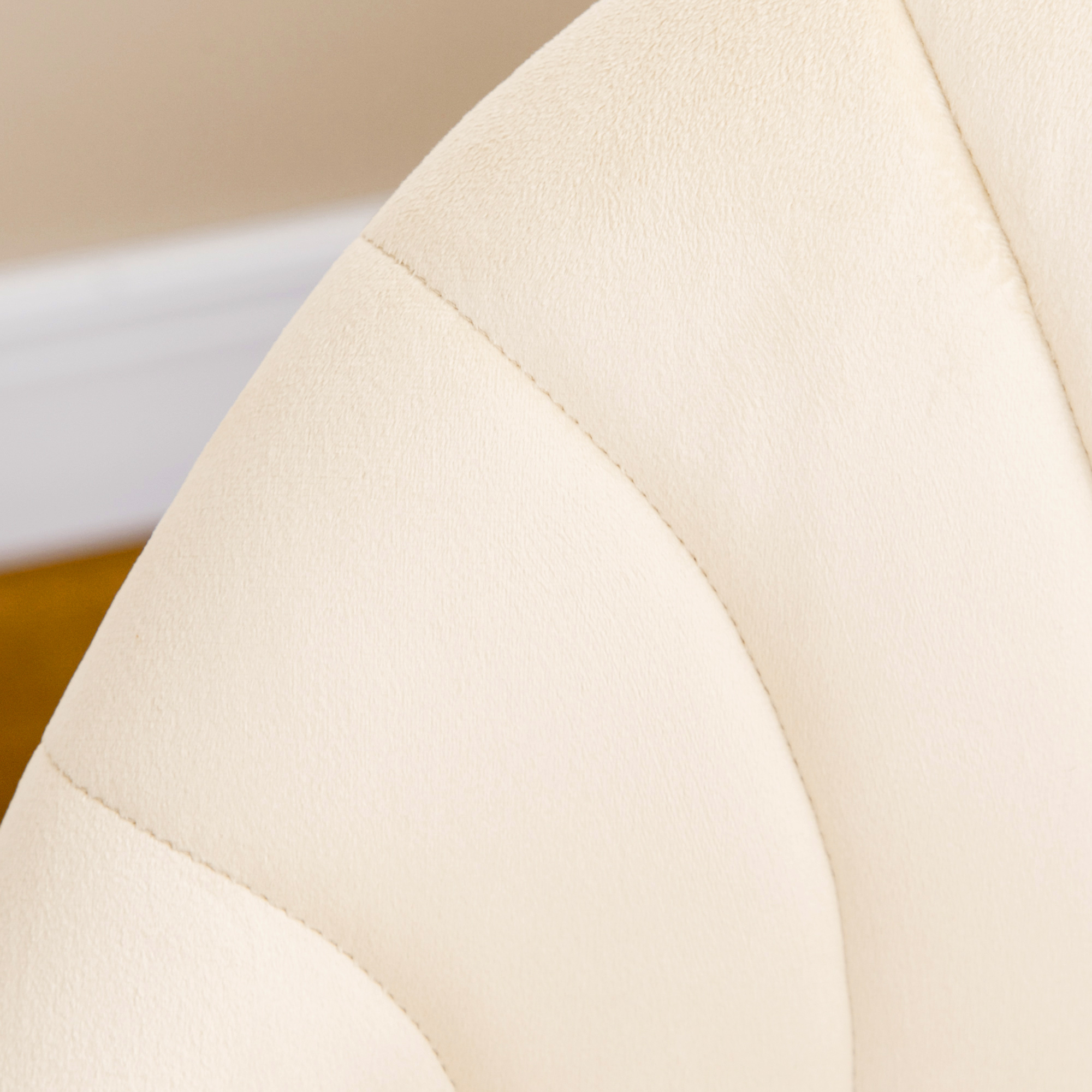 Una sedia imbottita color crema con cuciture.