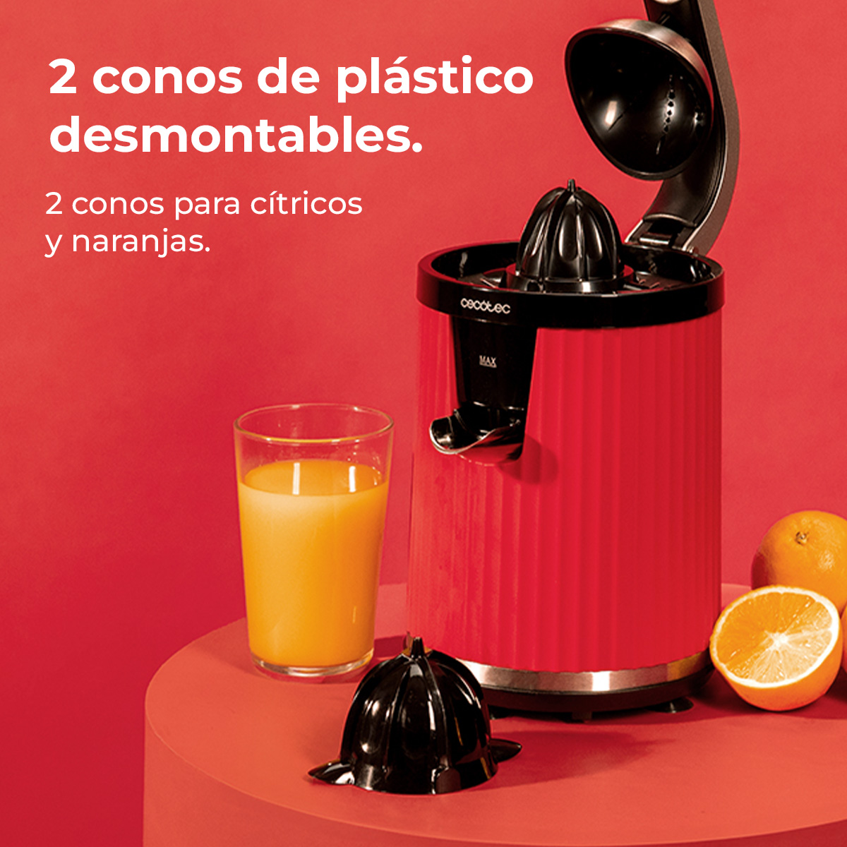 Spremiagrumi rosso con bicchiere di succo, arance e cono nero.