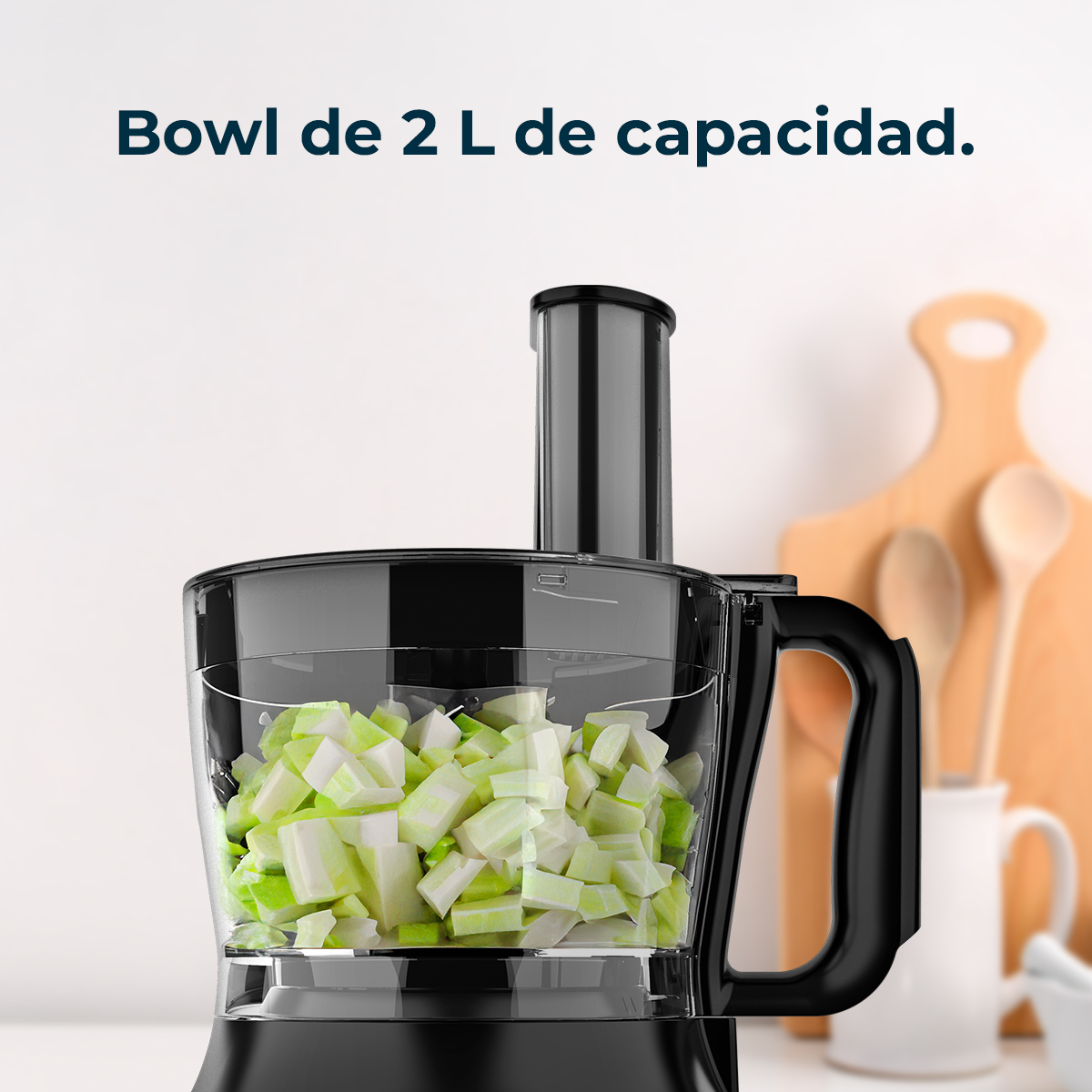 Un tazón de procesador de alimentos de 2L lleno de vegetales picados.