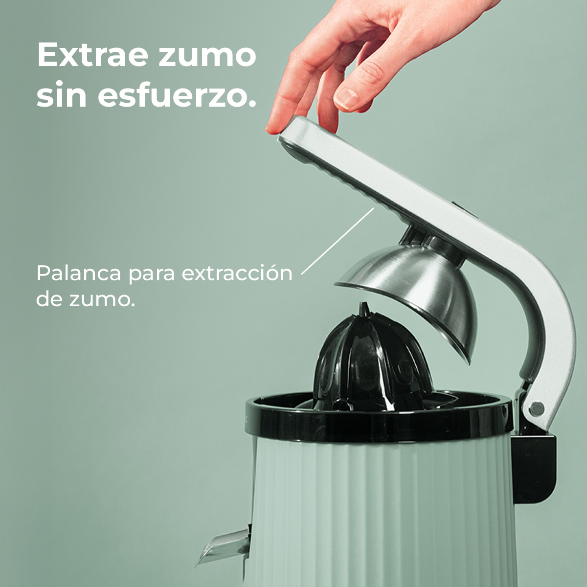 Una mano presiona una palanca de un exprimidor.