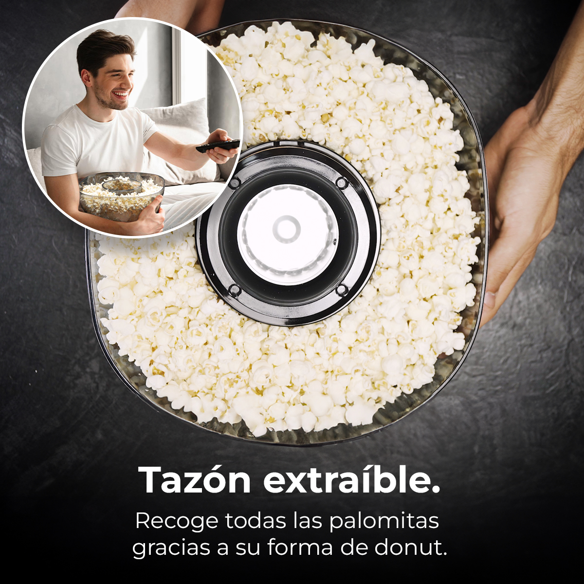 Un uomo tiene popcorn e guarda la TV. Una macchina per popcorn è piena.