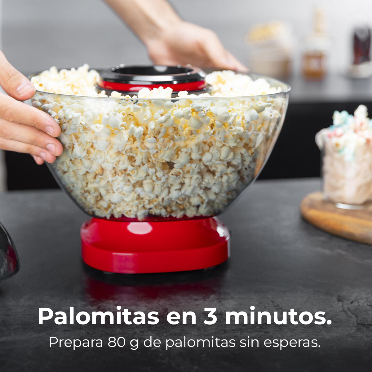 Una macchina per popcorn rossa con una grande ciotola piena di popcorn.