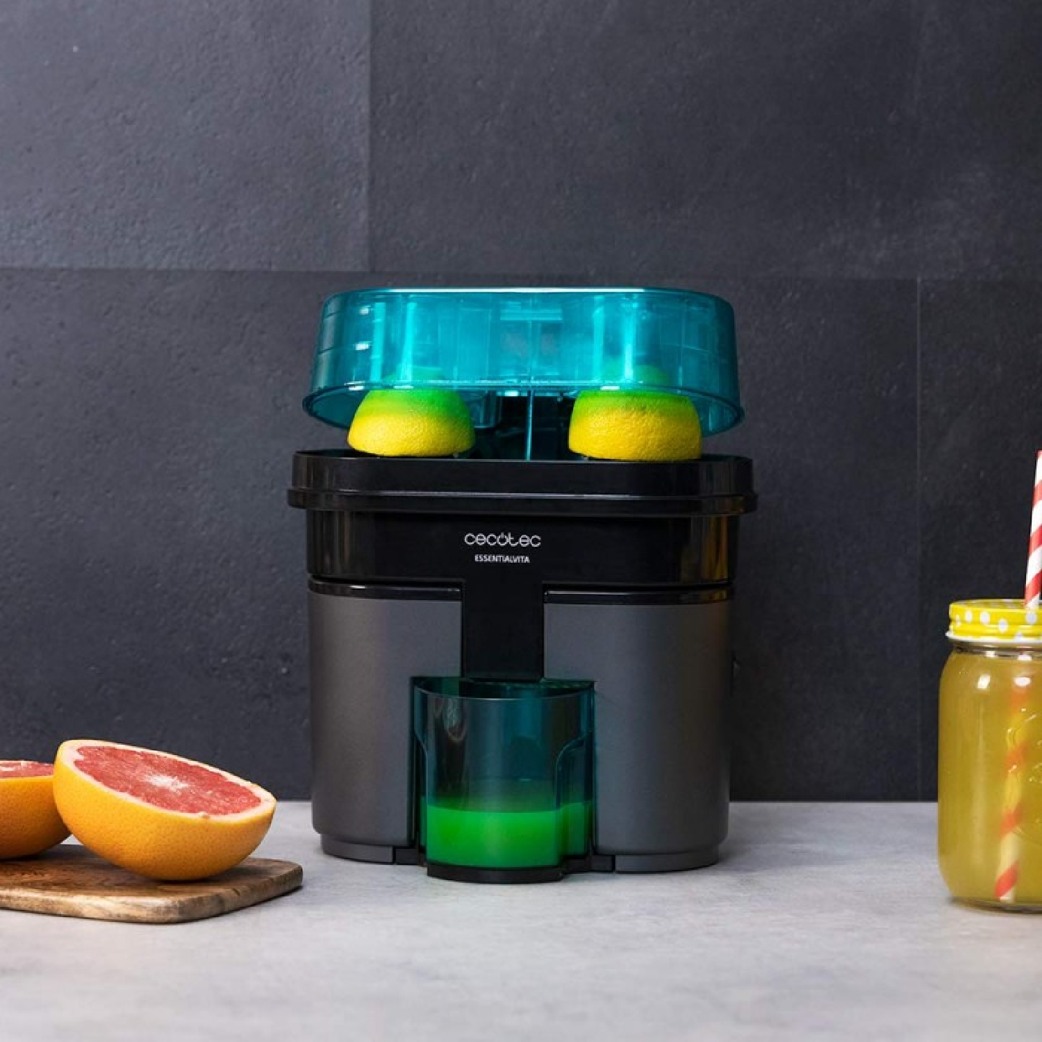 Spremiagrumi con limoni, pompelmi e succo su un bancone.