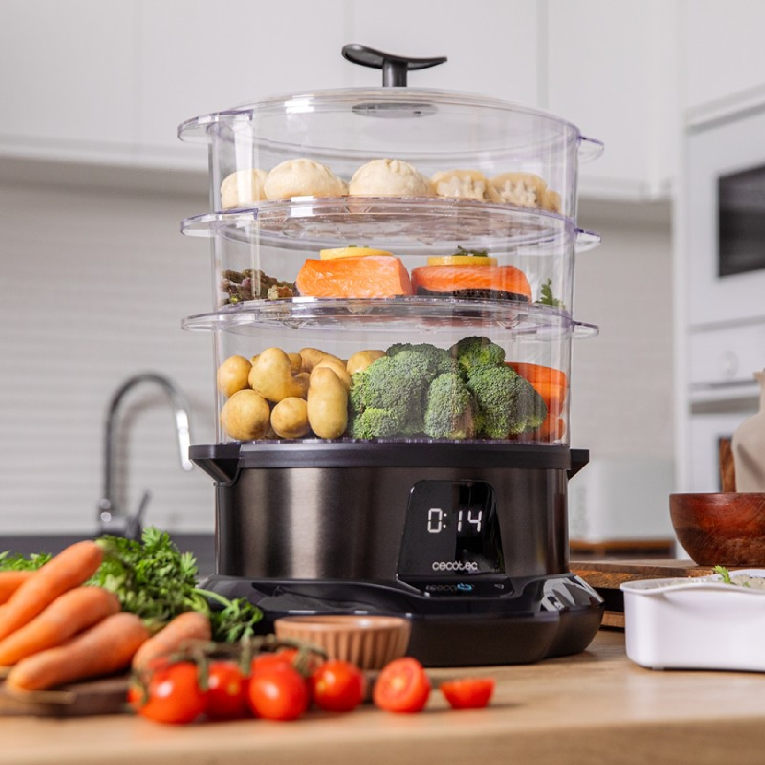 Vaporiera a tre livelli ripiena di cibo su un bancone da cucina con verdure.