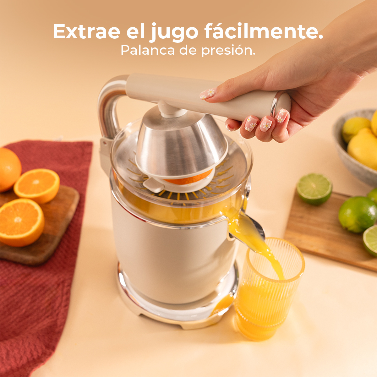Una mano usa un exprimidor para exprimir jugo de naranja en un vaso.