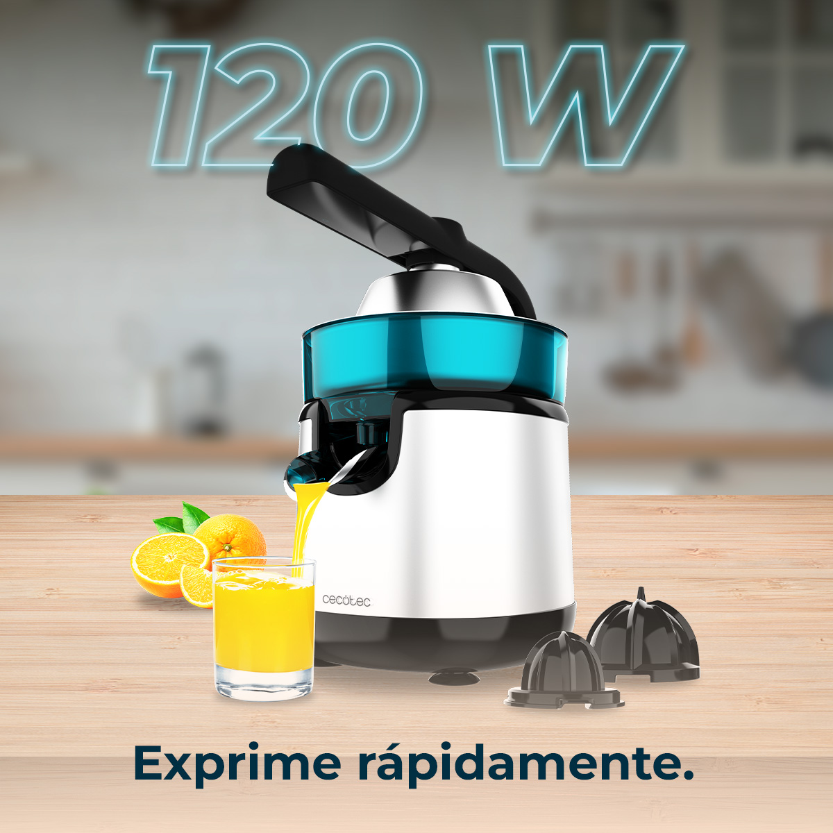 Ein Entsafter mit 120 W, der Orangensaft in ein Glas presst. Orangen und Zubehör daneben.