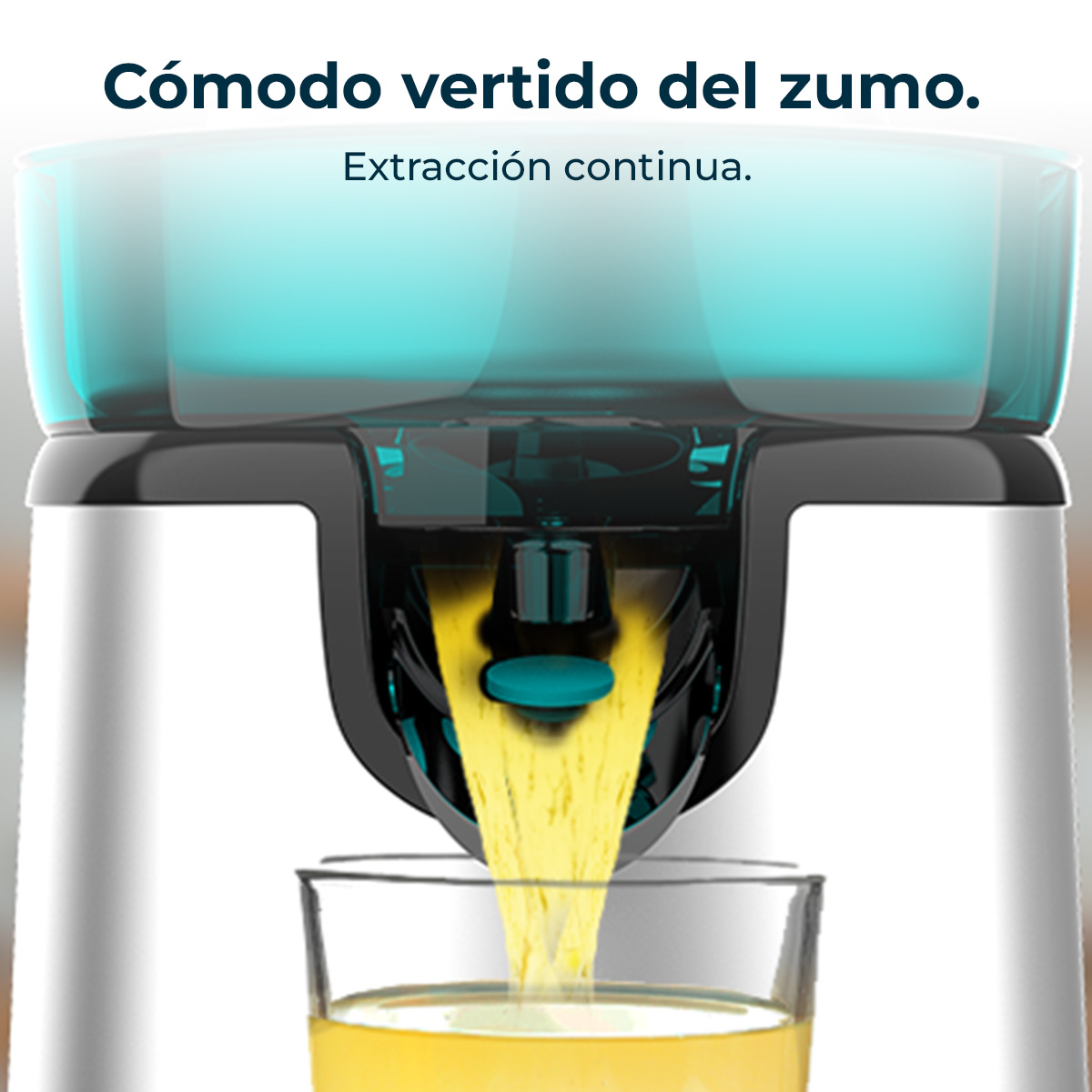 Ein Entsafter presst gelben Saft in ein Glas. Oberer Teil ist blau.