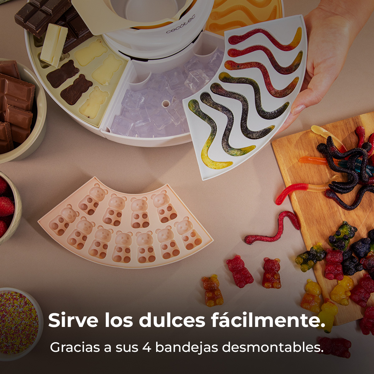 Gomitas coloridas con forma de animales y gusanos en mesa.