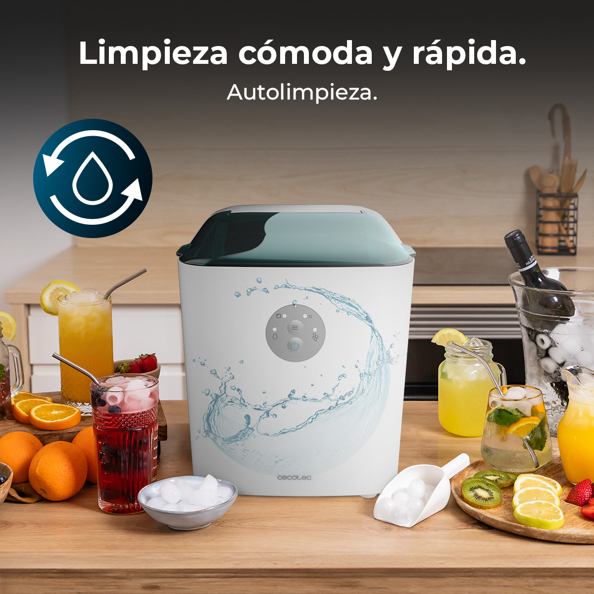 Maszyna do lodu z napojami i owocami na drewnianym stole. Wzór plusku wody.