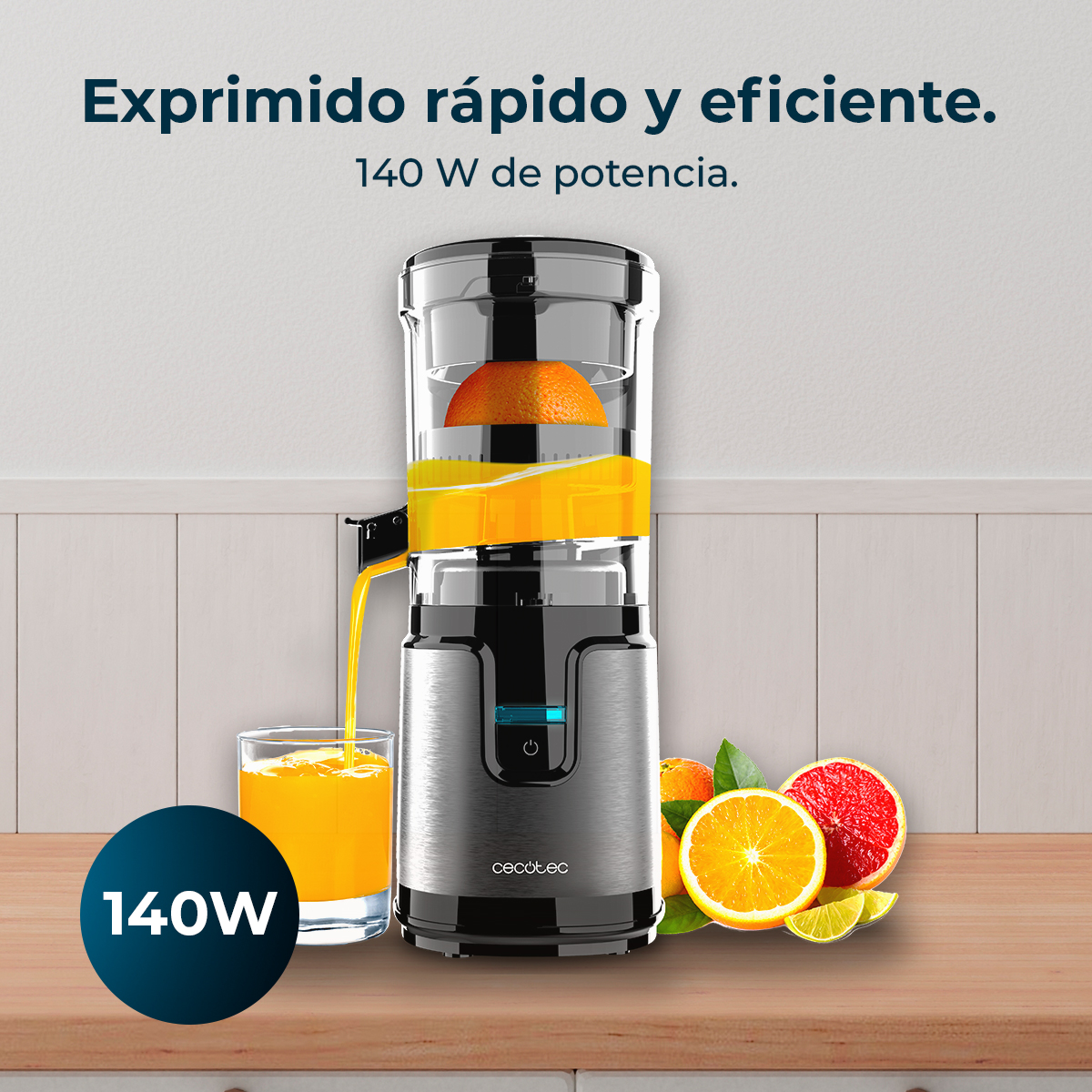 Un spremiagrumi elettrico estrae il succo da un'arancia. Il succo scorre in un bicchiere.