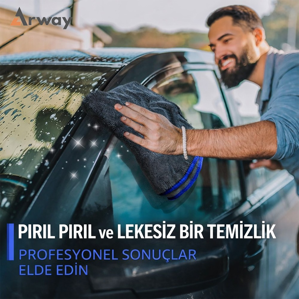 Adam gri mikrofiber bezle araba parlatıyor, camlar ıslak ve köpüklü.