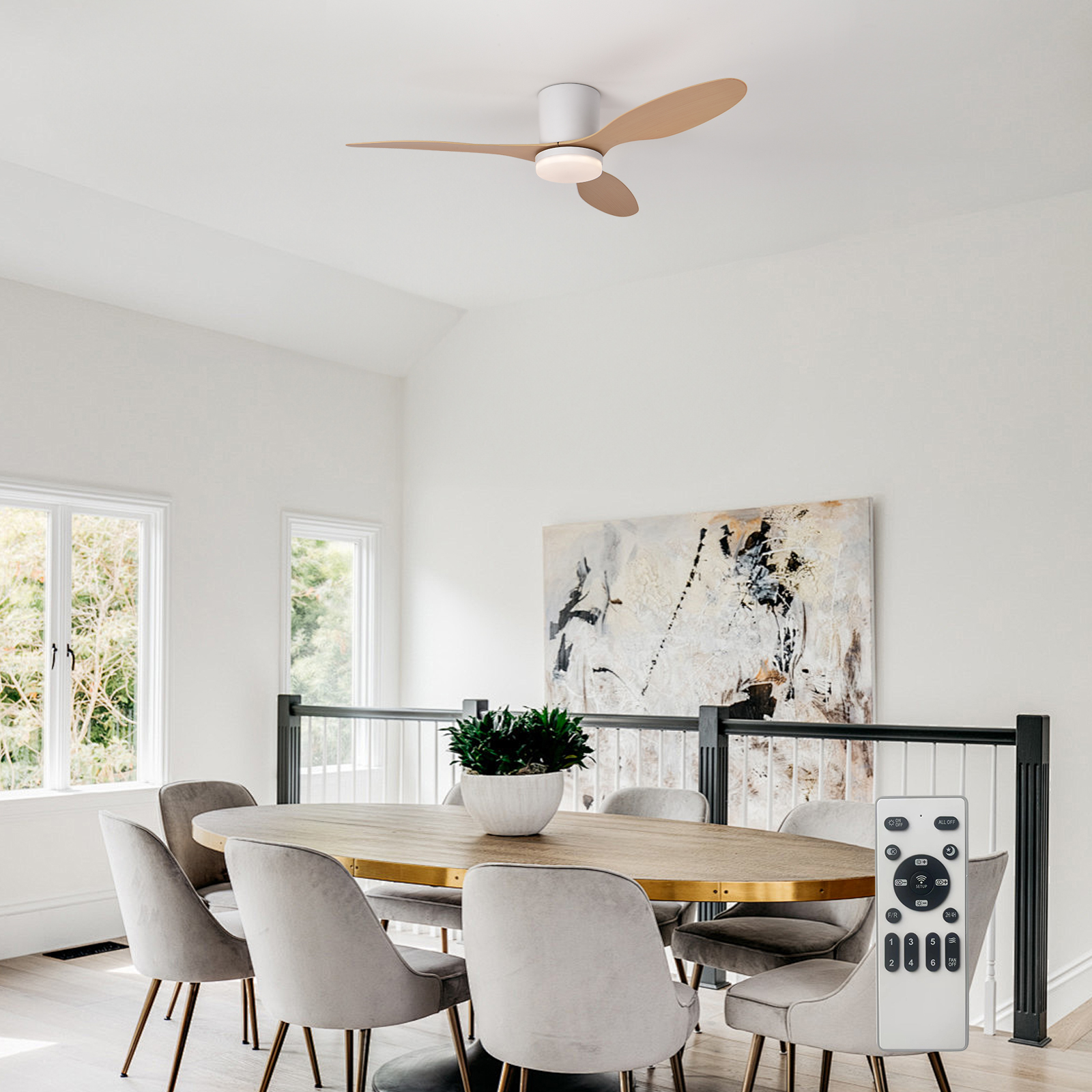 Un ventilador de techo moderno con aspas de madera sobre una mesa de comedor ovalada con sillas.