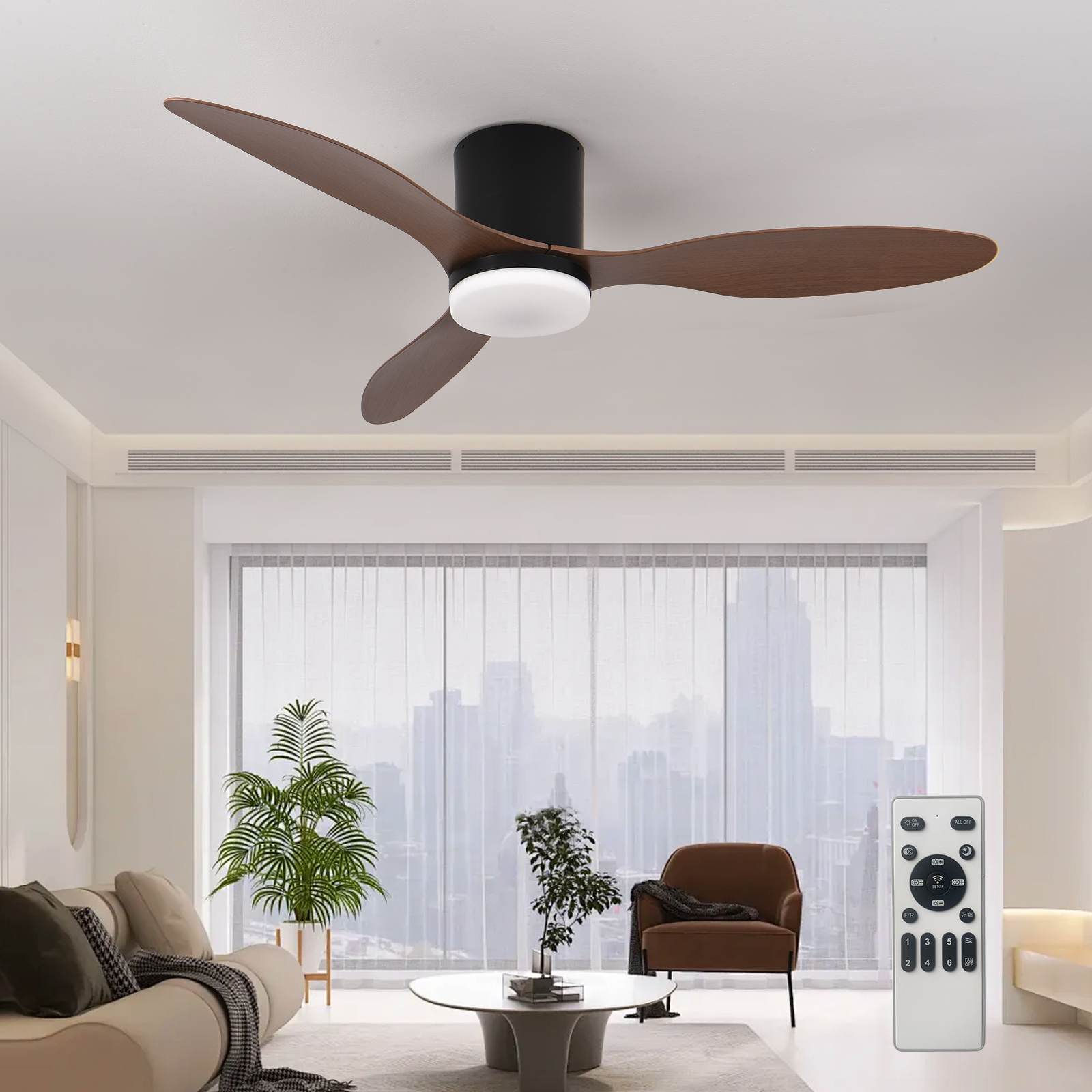 Ventilador de techo con aspas de madera y luz sobre sala de estar con sillón y mando.