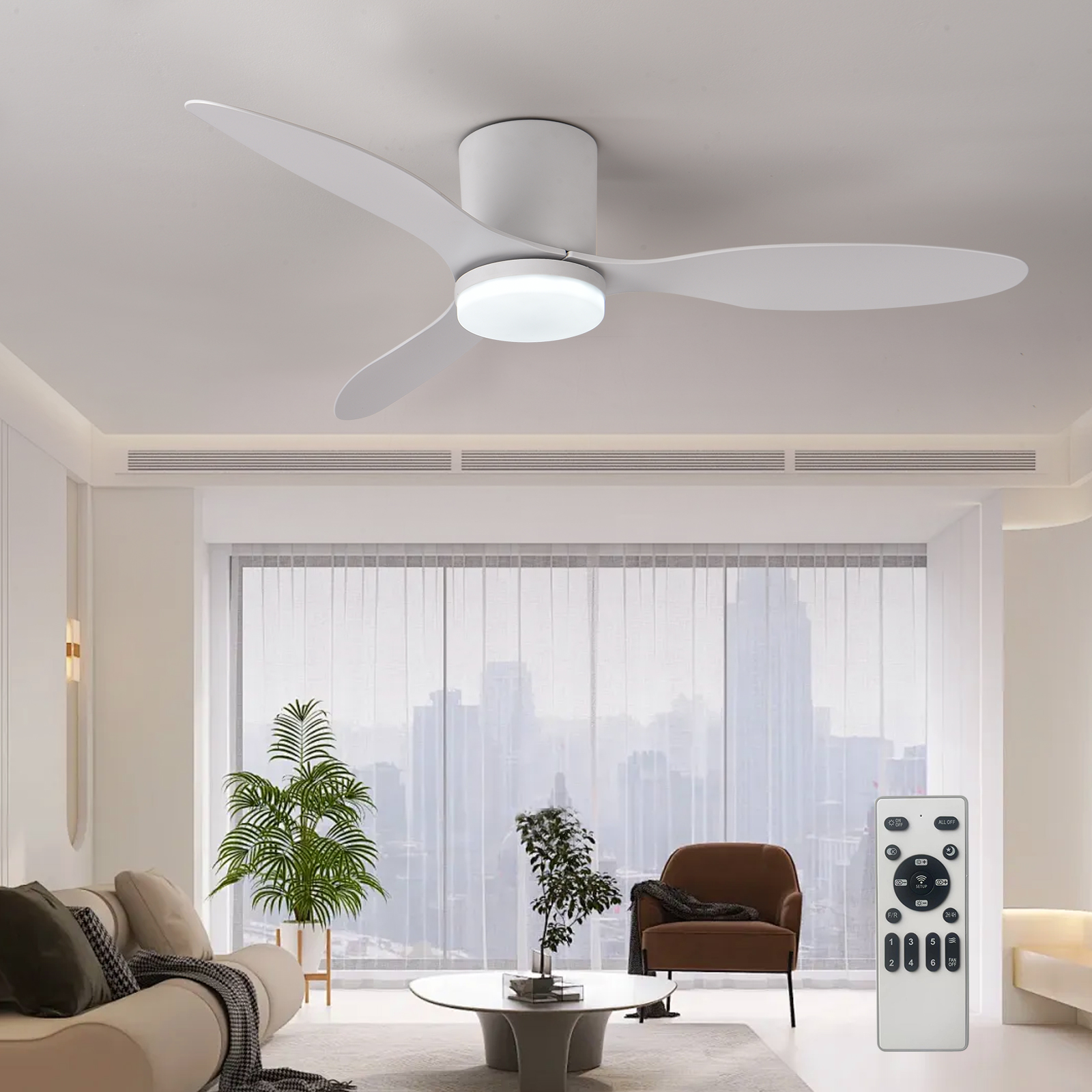 Un ventilador de techo blanco con luz sobre una sala de estar con sofá y sillón.