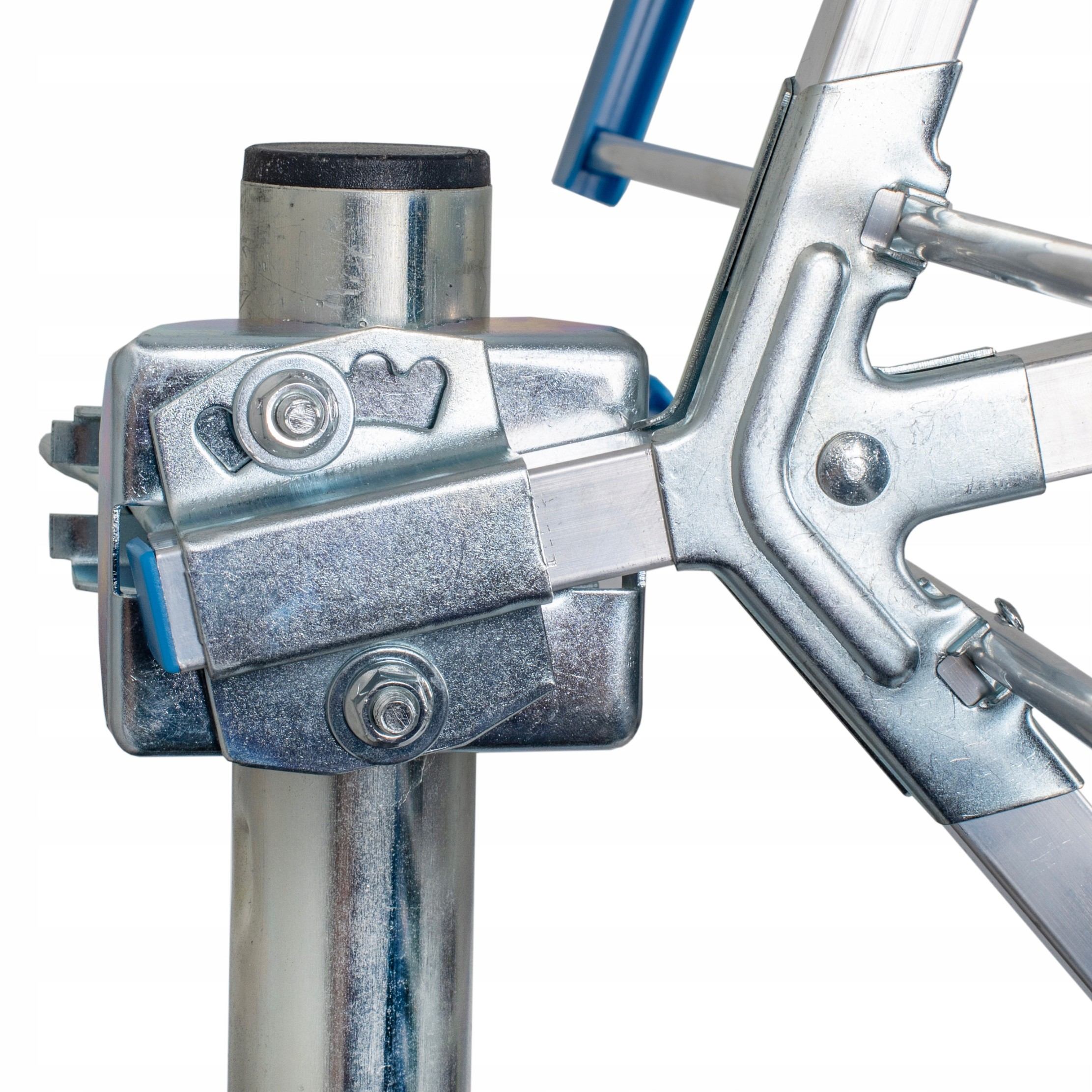 Metalowa obejma na rurze z niebieskimi i srebrnymi elementami.