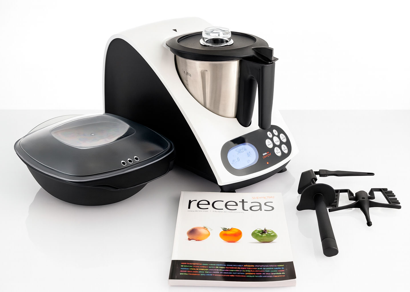 Un electrodoméstico de cocina blanco y negro con accesorios, bol y libro de recetas sobre fondo blanco.