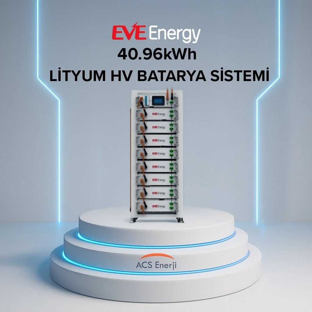 Bir kaide üzerinde 10 modüllü dikey batarya sistemi. Üstte EVE Energy logosu.