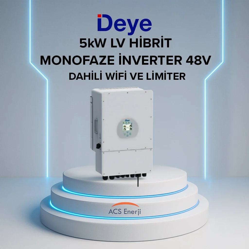 Mavi ışıklı bir podyumda beyaz bir inverter. Üstte Deye logosu.