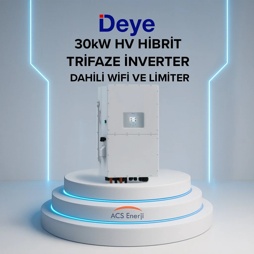 Beyaz Deye 30kW HV hibrit trifaze inverter bir podyumda sergileniyor.