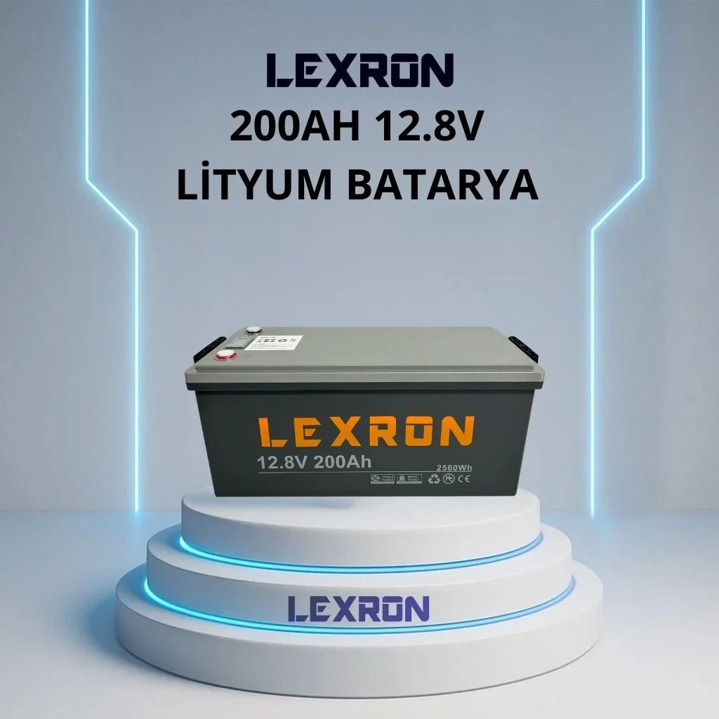 Gri LEXRON 12,8V 200Ah lityum batarya, mavi ışıklı beyaz çok katmanlı bir platformda duruyor.