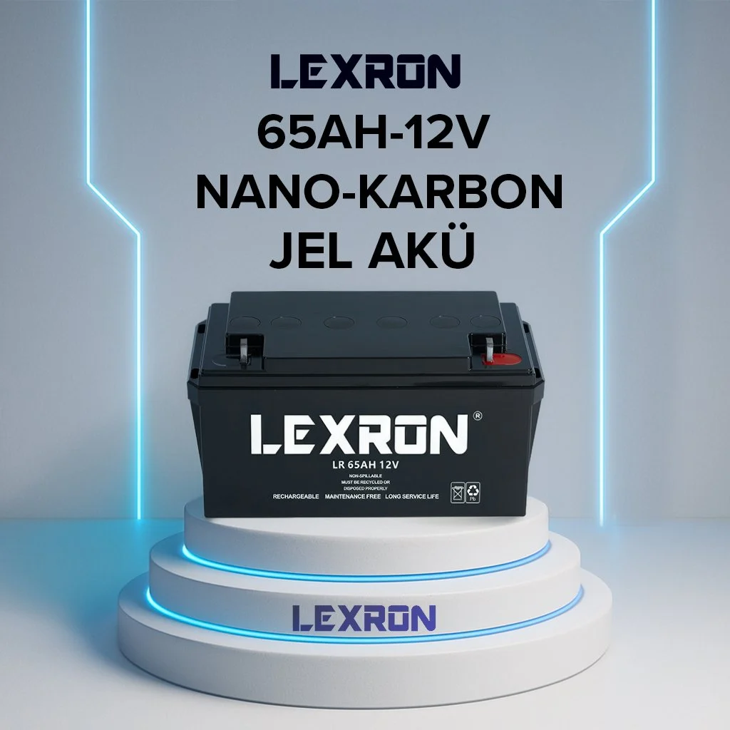 Lexron 65AH-12V Nano-Karbon Jel akü, mavi aydınlatmalı beyaz bir podyumda.