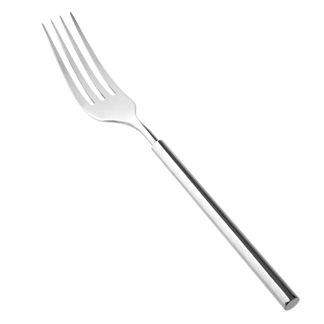 Dört uçlu, şık saplı parlak metal çatal.