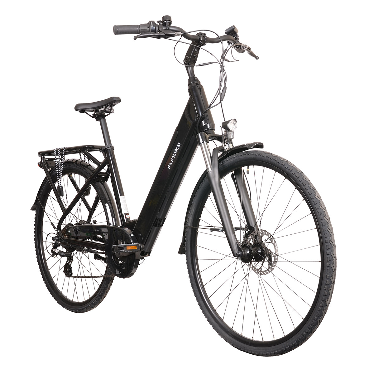 Czarny rower elektryczny z hamulcami tarczowymi i bagażnikiem z tyłu na białym tle.