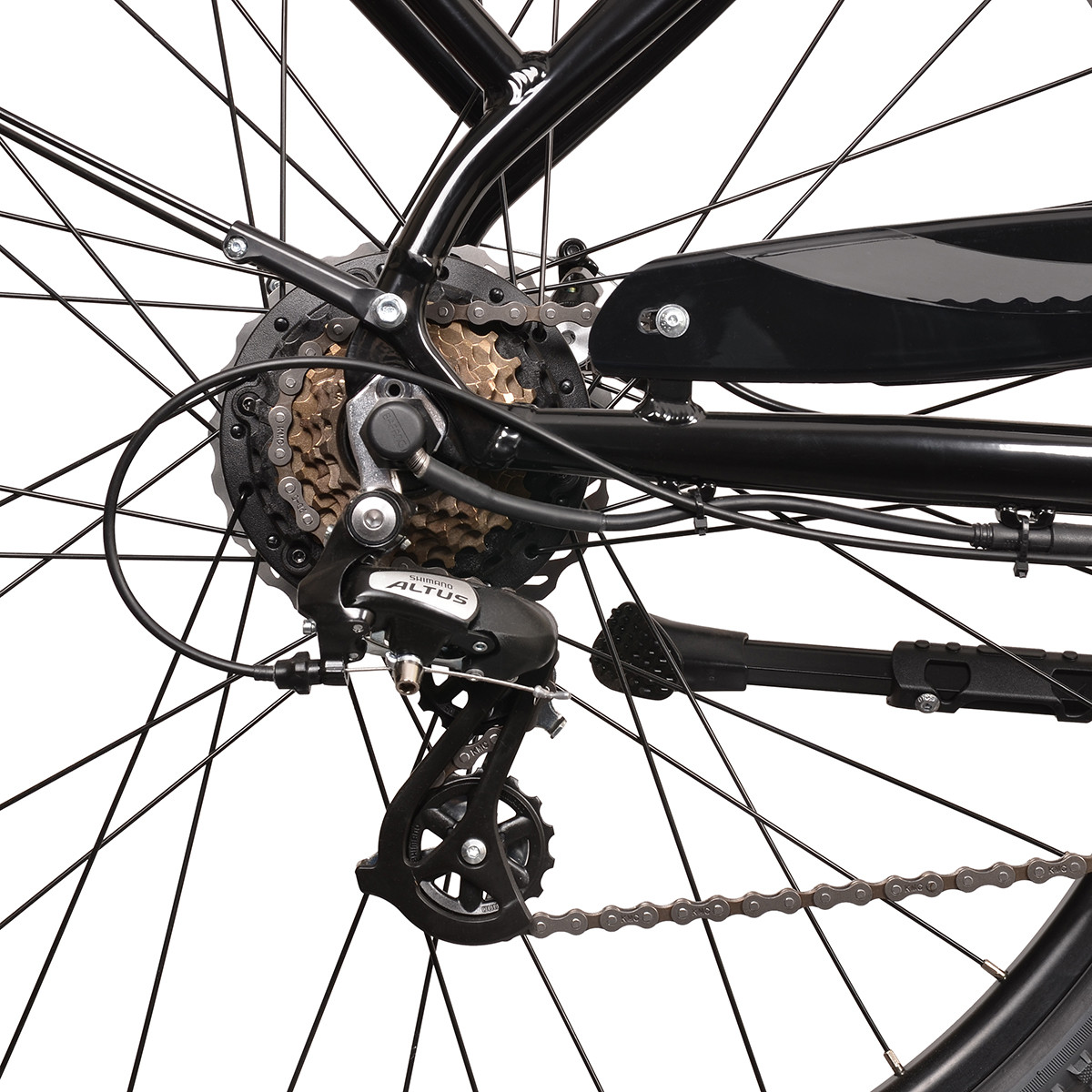 Zbliżenie na przerzutki i szprychy roweru, pokazujące kasetę i przerzutkę.