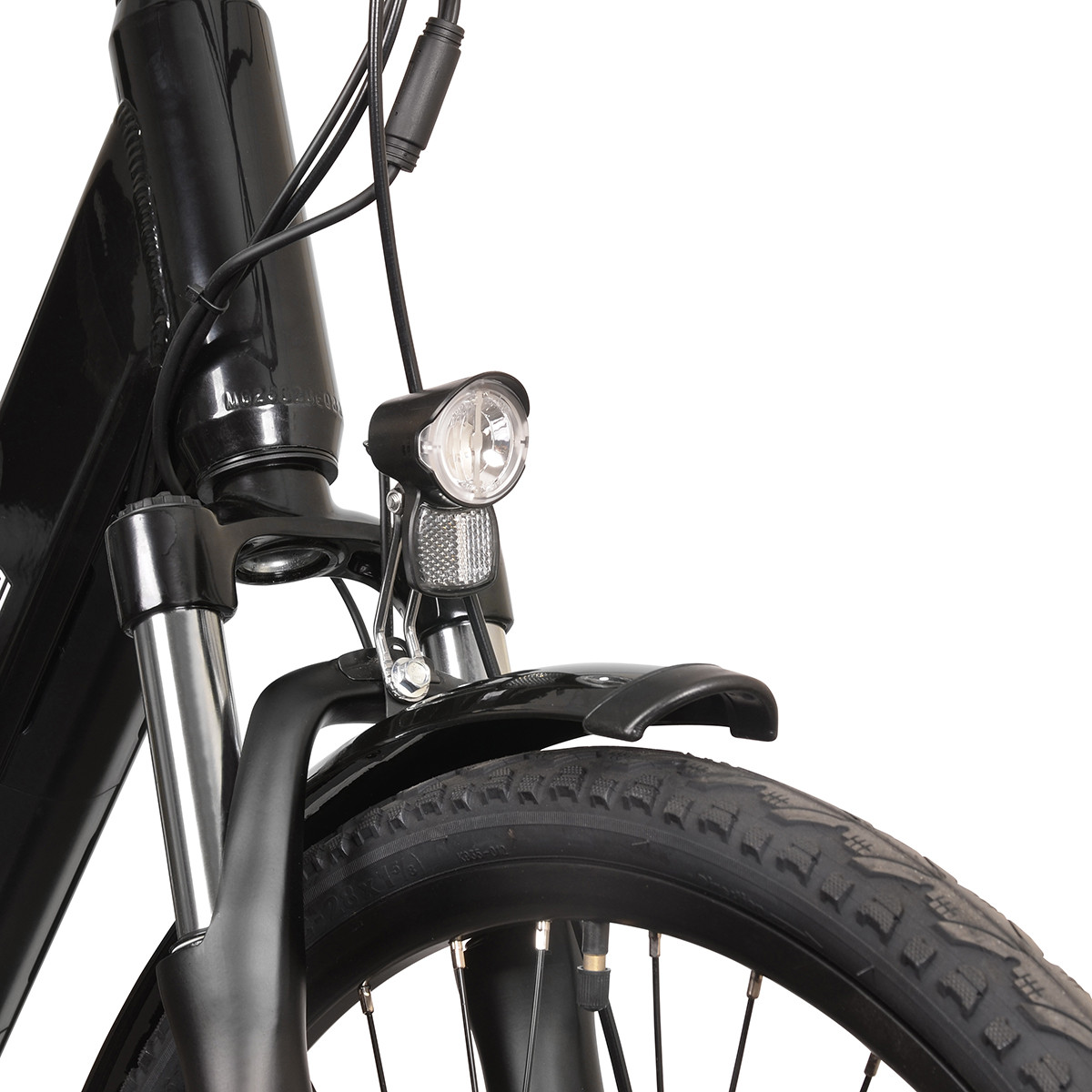 Przednia część czarnego roweru z reflektorem i błotnikiem.