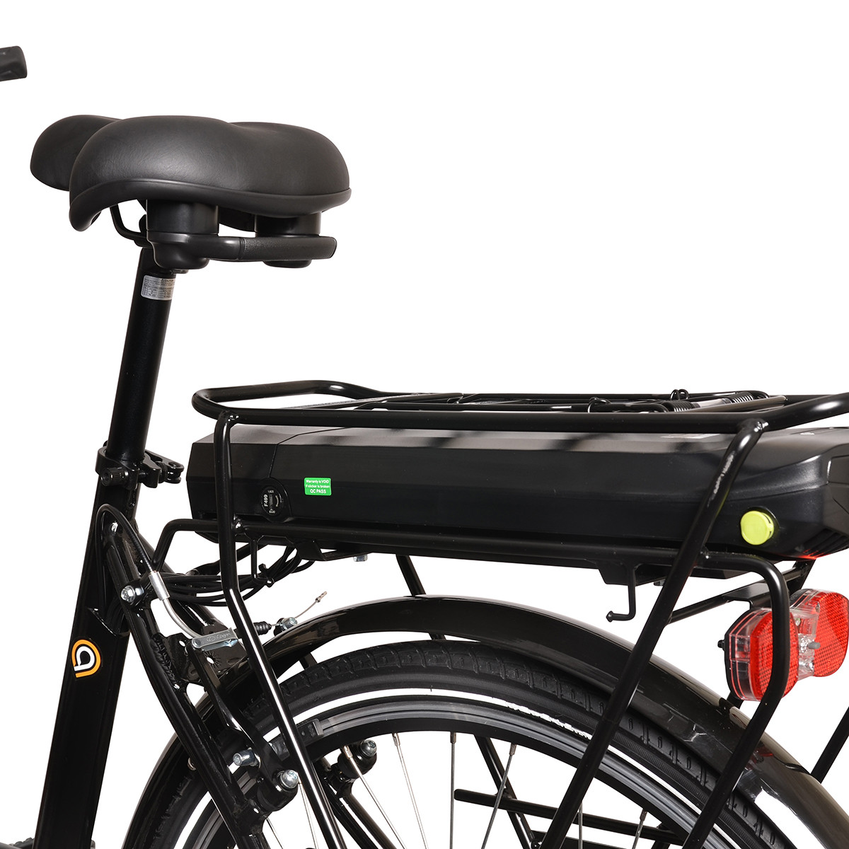 Zbliżenie czarnego roweru elektrycznego z bagażnikiem i akumulatorem.