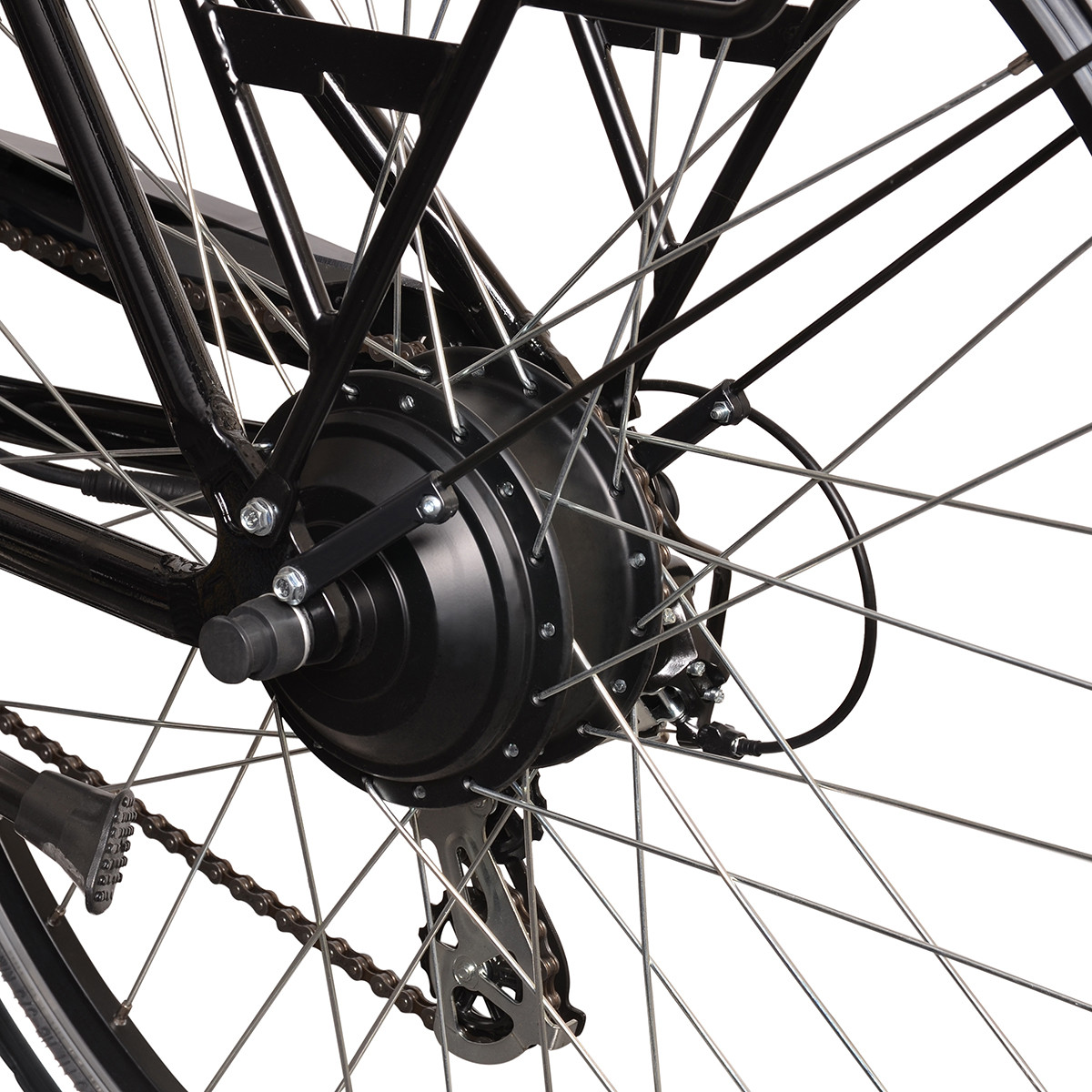 Zbliżenie tylnego silnika piasty czarnego roweru z łańcuchem i szprychami.