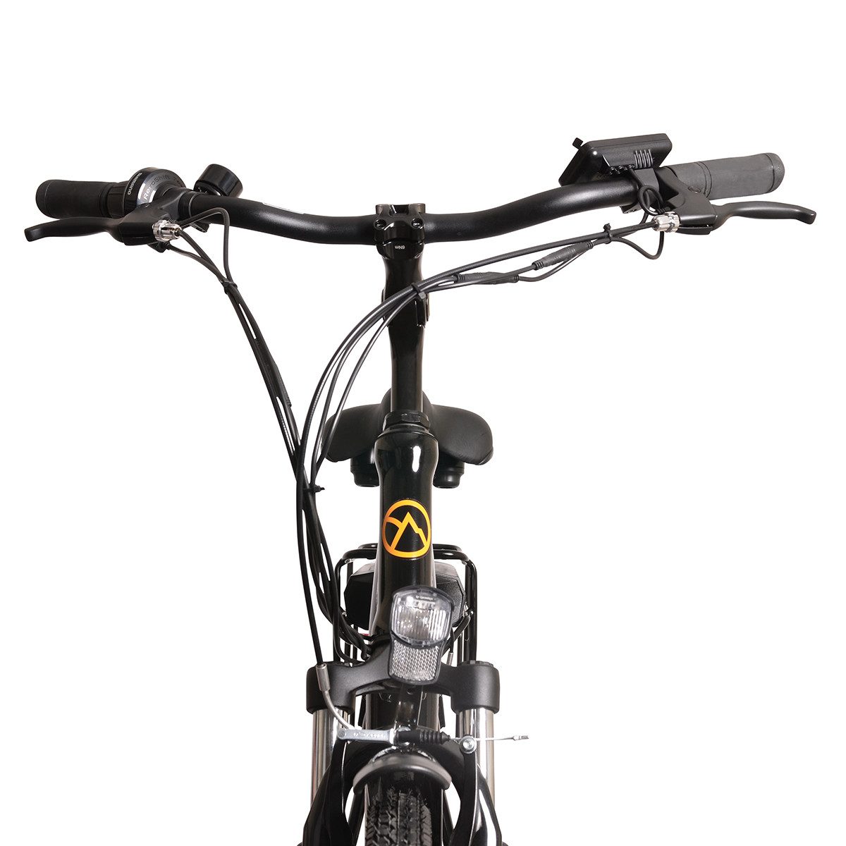 Czarna kierownica roweru z pomarańczowym logo, reflektorem i przednim kołem.