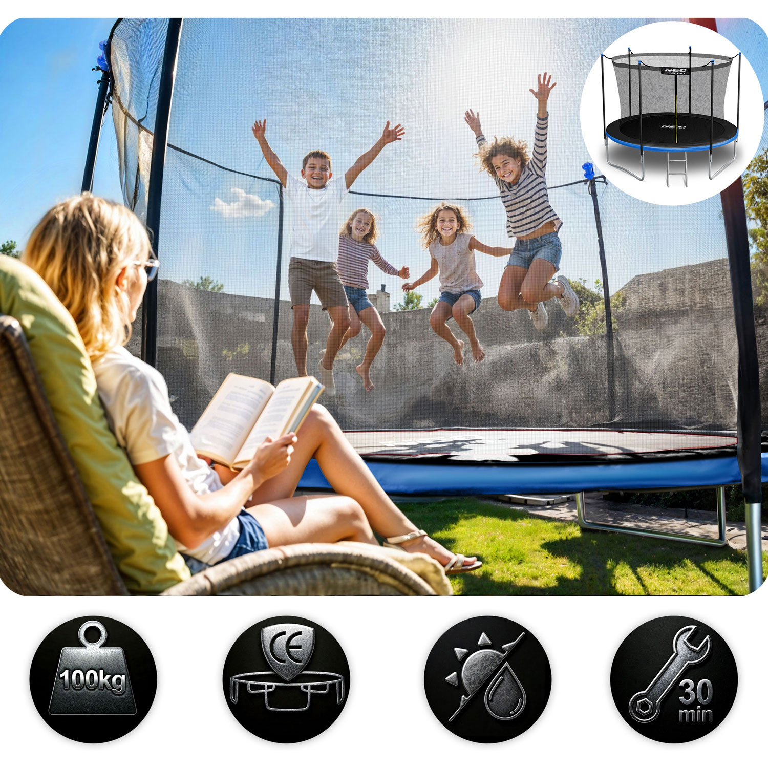 Kobieta czyta książkę, podczas gdy dzieci skaczą na trampolinie w słonecznym ogrodzie. Wstawka przedstawia trampolinę.