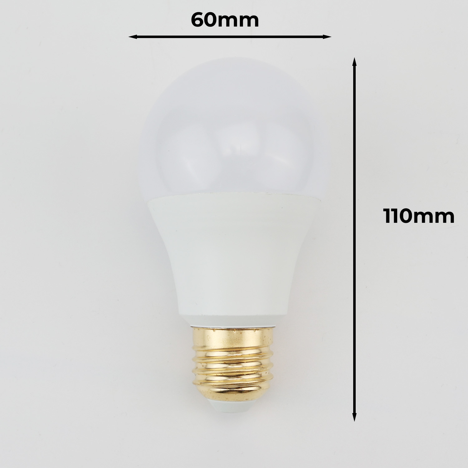 Una bombilla LED blanca con base dorada, 60mm de ancho y 110mm de alto.