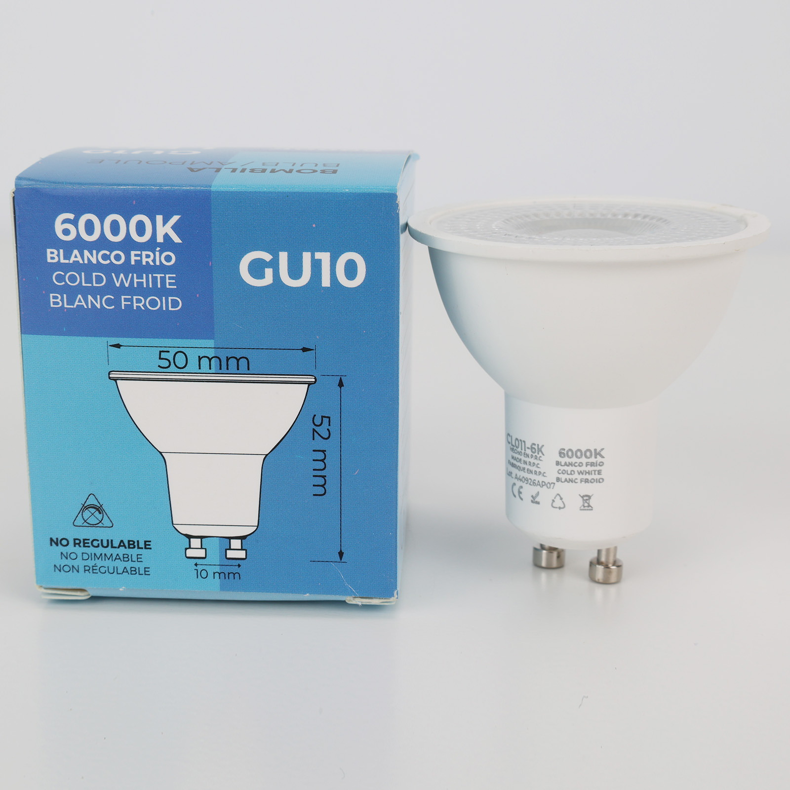 Una bombilla LED GU10 6000K blanco frío, junto a su empaque con dimensiones.
